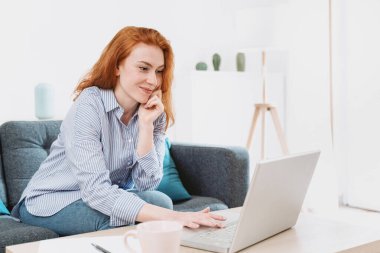 İnternet bağlantısını kullanarak evden çalışan kadın ev ofisi