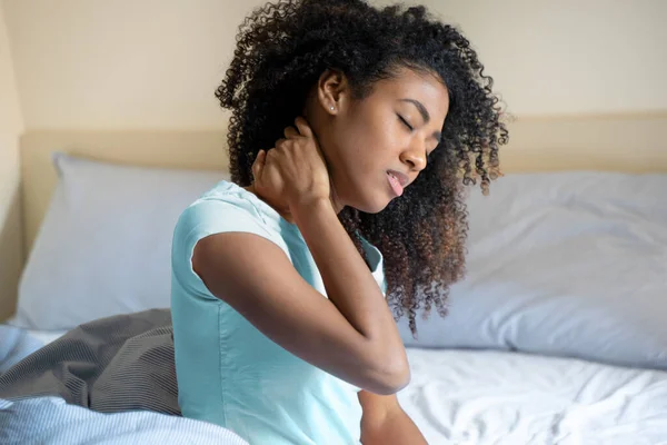 首の痛みを患っているベッドの黒人女性 — ストック写真