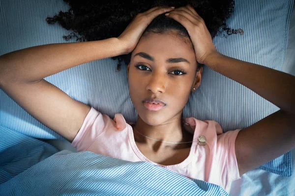 Una Mujer Negra Que Sufre Insomnio Trastorno Del Sueño — Foto de Stock