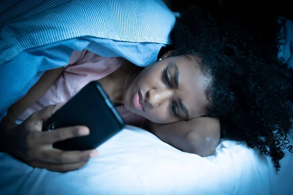 Menina Negra Usando Smartphone Cama Antes Dormir — Fotografia de Stock