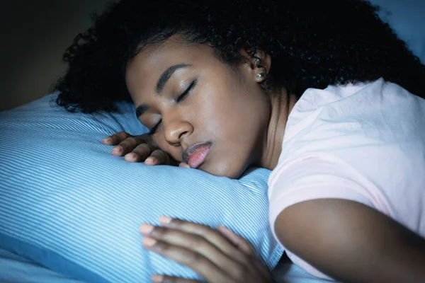 Mulher Negra Com Cabelo Encaracolado Dormindo Cama Olhos Fechados — Fotografia de Stock
