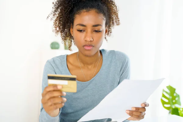 Olycklig Svart Kvinna Känner Oro Kontrollera Kreditkortsutgifter — Stockfoto