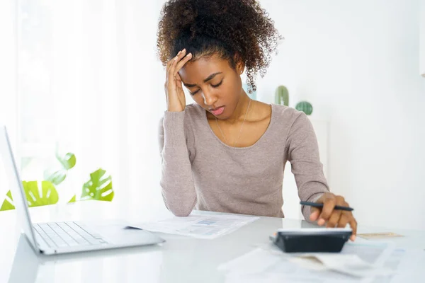 Gefrustreerde Jonge Vrouw Met Laptop Werken Huis Kantoor — Stockfoto