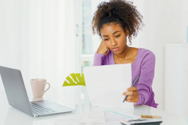 Ongelukkige Zwarte Vrouw Voelen Gestrest Werken Computer Thuis — Stockfoto