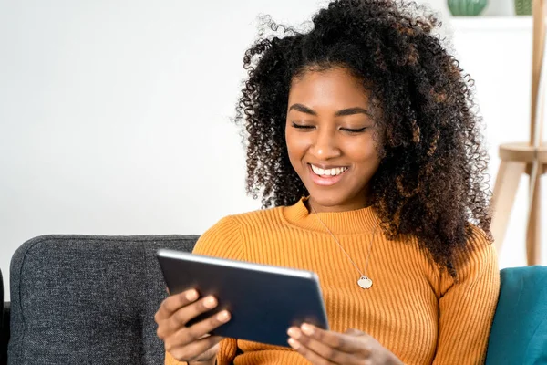 Щаслива Чорна Молода Жінка Використовує Цифровий Планшет Вдома — стокове фото