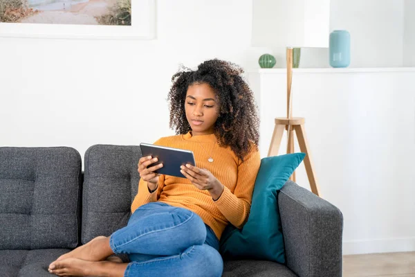 Gelukkig Zwart Jong Vrouw Met Behulp Van Digitale Tablet Thuis — Stockfoto