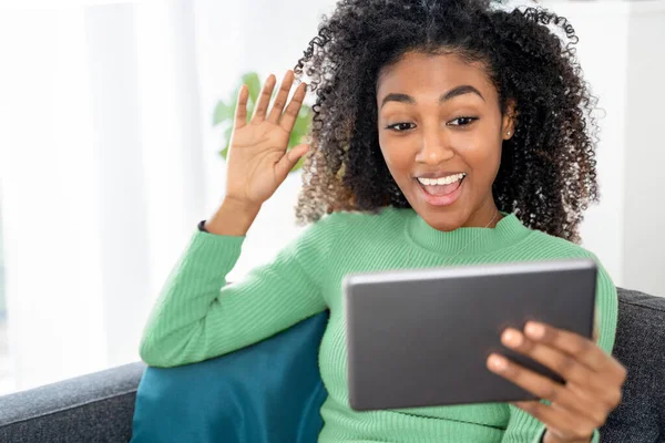 Щаслива Чорношкіра Молода Жінка Робить Відеодзвінок Вдома — стокове фото