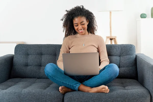 Gelukkig Zwart Jong Vrouw Het Maken Van Video Bellen Thuis — Stockfoto