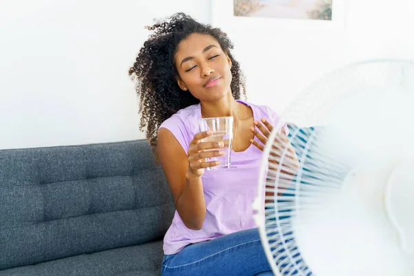 Afrikanerin Leidet Unter Hitze Vor Ventilator Hause — Stockfoto