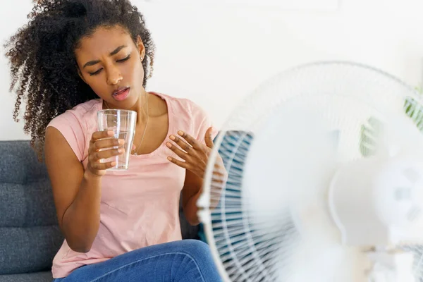 Mujer Africana Que Sufre Calor Delante Ventilador Casa — Foto de Stock