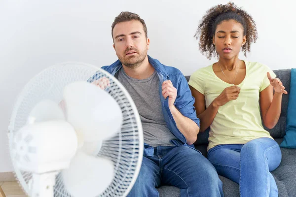 Casal Corrida Mista Tentando Aliviar Onda Calor Verão — Fotografia de Stock