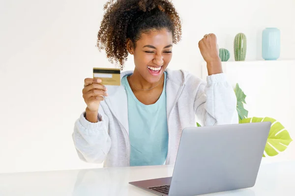 Africano Americano Segurando Cartão Crédito Fazendo Pagamento Pela Internet — Fotografia de Stock