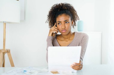 Girişimci kadın bir sorunu çözmek için müşteri desteğini arıyor