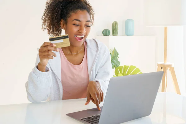 Africano Americano Segurando Cartão Crédito Fazendo Pagamento Pela Internet — Fotografia de Stock