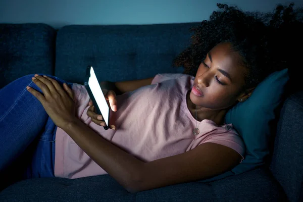 Sozinha Jovem Mulher Negra Usando Smartphone Noite — Fotografia de Stock