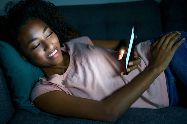 Jovem Mulher Negra Mensagens Texto Telefone Celular Noite — Fotografia de Stock