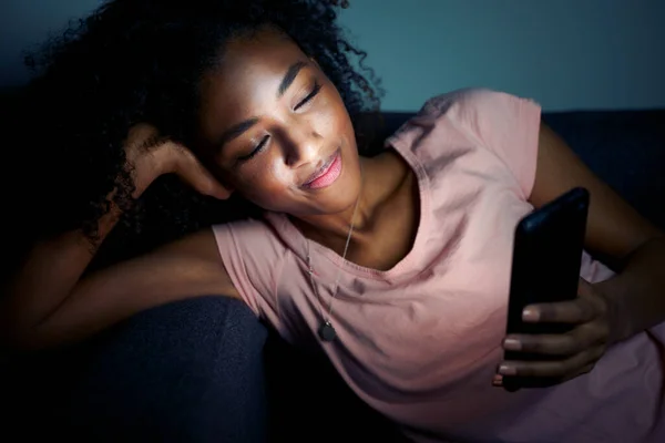 Relaxado Preto Menina Retrato Usando Telefone Noite — Fotografia de Stock
