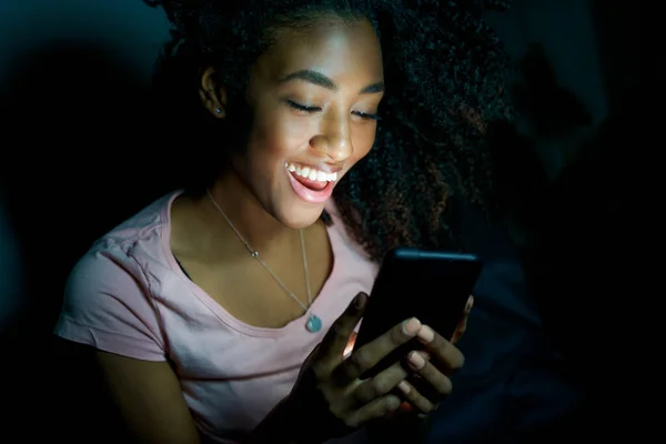 Jovem Mulher Negra Mensagens Texto Telefone Celular Noite — Fotografia de Stock