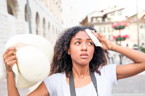 Mujer Negra Sufriendo Sudando Por Calor — Foto de Stock