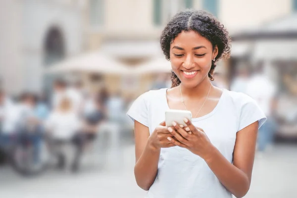 Retrato Niña Negra Usando Teléfono Celular Calle Ciudad — Foto de Stock