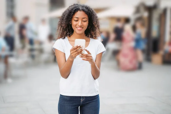 Joven Mujer Negra Usando Teléfono Móvil Ciudad — Foto de Stock