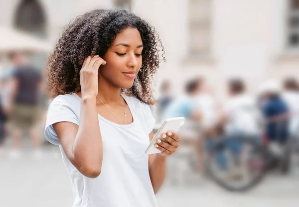 Retrato Menina Negra Usando Telefone Celular Rua Cidade — Fotografia de Stock