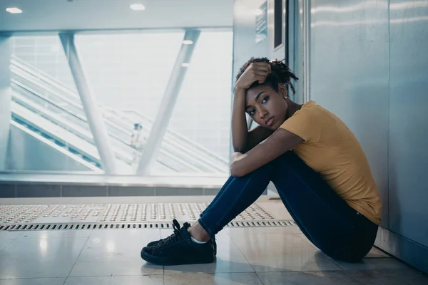Triste Jeune Femme Noire Seule Dans Ville — Photo