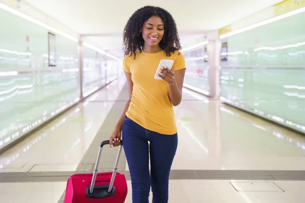 Mulher Negra Com Telefone Celular Bagagem Mão Estação — Fotografia de Stock