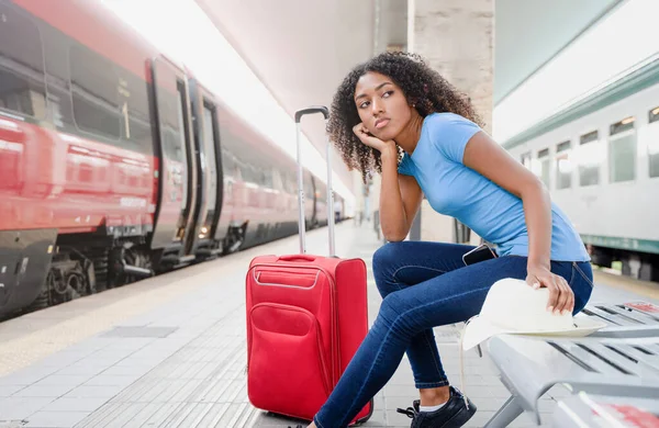 Černá Žena Čeká Zpožděný Příjezd Vlaku — Stock fotografie