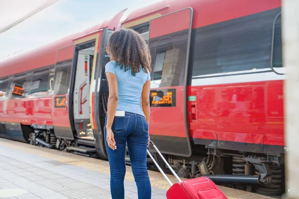 Afro Kobieta Gotowa Wsiąść Pociągu Wózkiem Bagażu Podręcznego — Zdjęcie stockowe