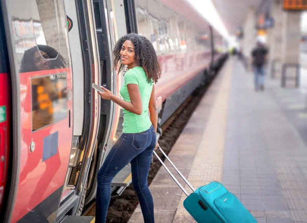 Afro Frau Bereit Mit Smartphone Den Zug Steigen — Stockfoto