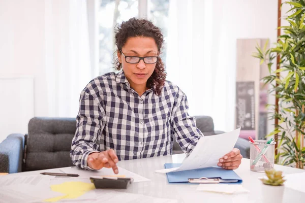 Zwarte Vrouw Werken Vanuit Huis Met Computer Laptop — Stockfoto