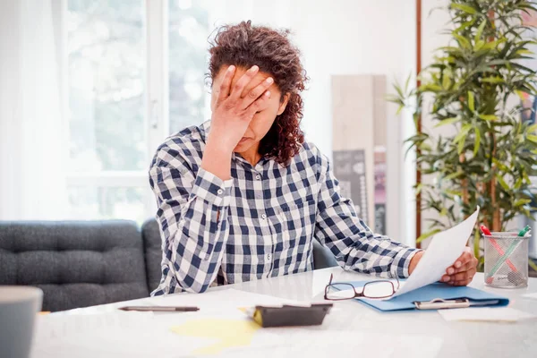 Zwarte Vrouw Maakt Zich Zorgen Bankschulden — Stockfoto