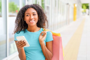 Şehirde gezen ve alışveriş yapan afro kadın