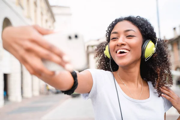 Ευτυχισμένη Νεαρή Γυναίκα Που Ακούει Μουσική Ρέει Στην Πόλη — Φωτογραφία Αρχείου