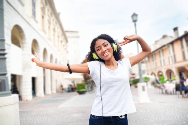 Uma Garota Usando Smartphone Ouvindo Música Rua — Fotografia de Stock