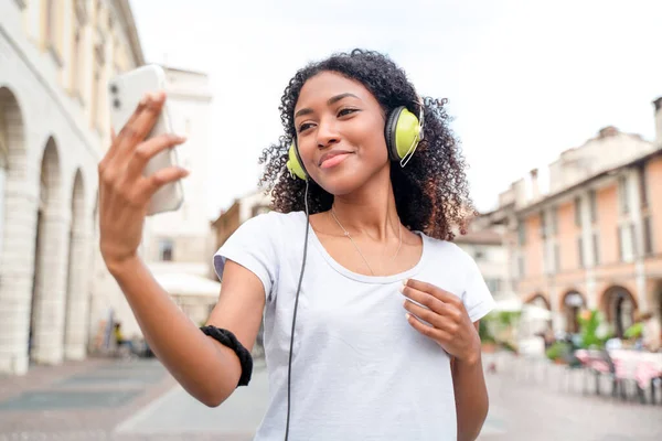 Uma Garota Usando Smartphone Ouvindo Música Rua — Fotografia de Stock