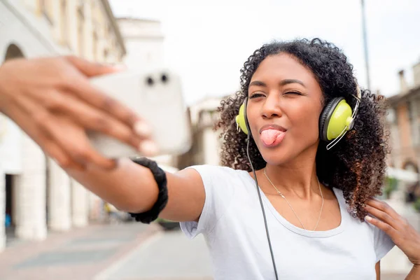 Uma Garota Usando Smartphone Ouvindo Música Rua — Fotografia de Stock