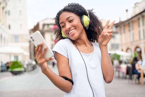 Ευτυχισμένη Νεαρή Γυναίκα Που Ακούει Μουσική Ρέει Στην Πόλη — Φωτογραφία Αρχείου