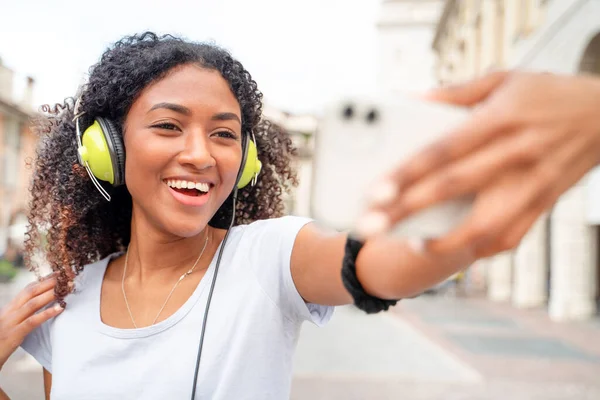 Ένα Κορίτσι Που Χρησιμοποιεί Smartphone Και Ακούει Μουσική Στο Δρόμο — Φωτογραφία Αρχείου