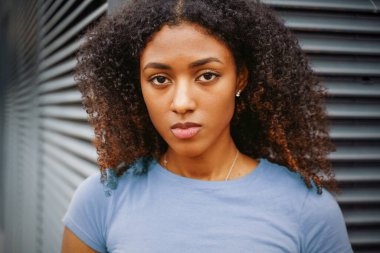 Üzgün ve acı çeken yalnız siyah bir kızın portresi.