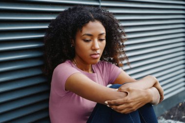 Üzgün ve acı çeken yalnız siyah bir kızın portresi.