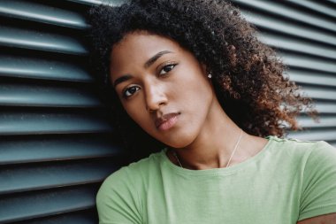 Üzgün ve üzgün hisseden yalnız siyah bir genç kadın