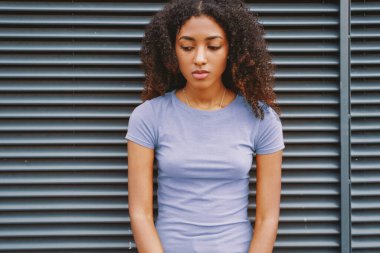 Üzgün ve acı çeken yalnız siyah bir kızın portresi.