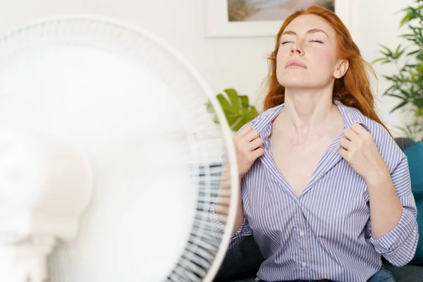 Una Mujer Intenta Refrescarse Con Ventilador Casa — Foto de Stock