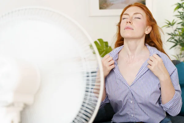 Uma Mulher Tenta Acalmar Com Ventilador Casa — Fotografia de Stock