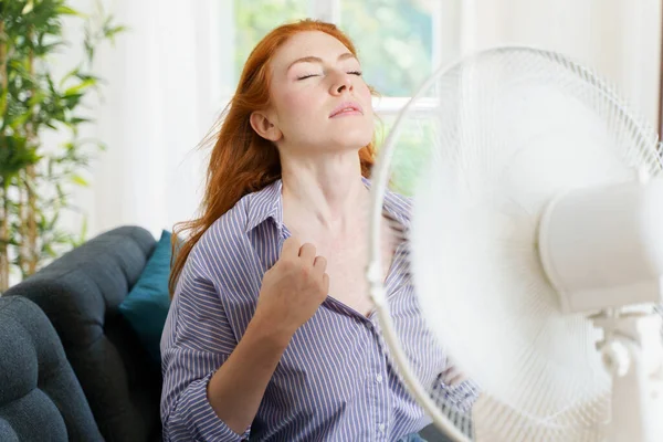Kvinna Försöker Kyla Ner Sig Med Fläkt Luft Hemma — Stockfoto