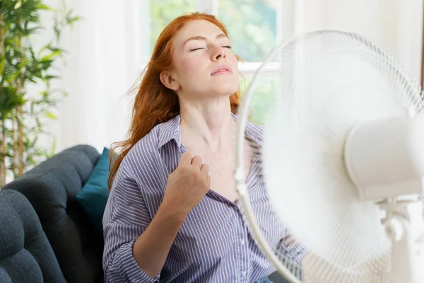 Uma Mulher Tenta Acalmar Com Ventilador Casa — Fotografia de Stock