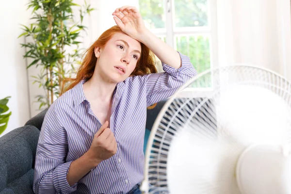 Una Donna Soffre Calore Nella Stagione Estiva — Foto Stock