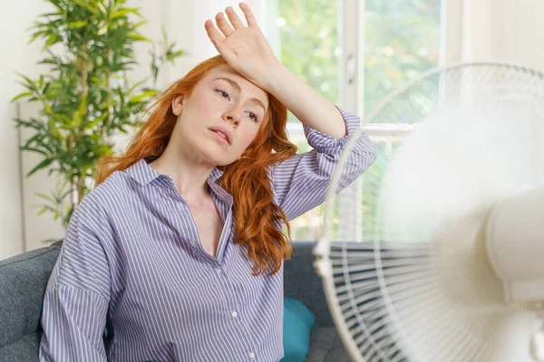 Una Donna Soffre Calore Nella Stagione Estiva — Foto Stock